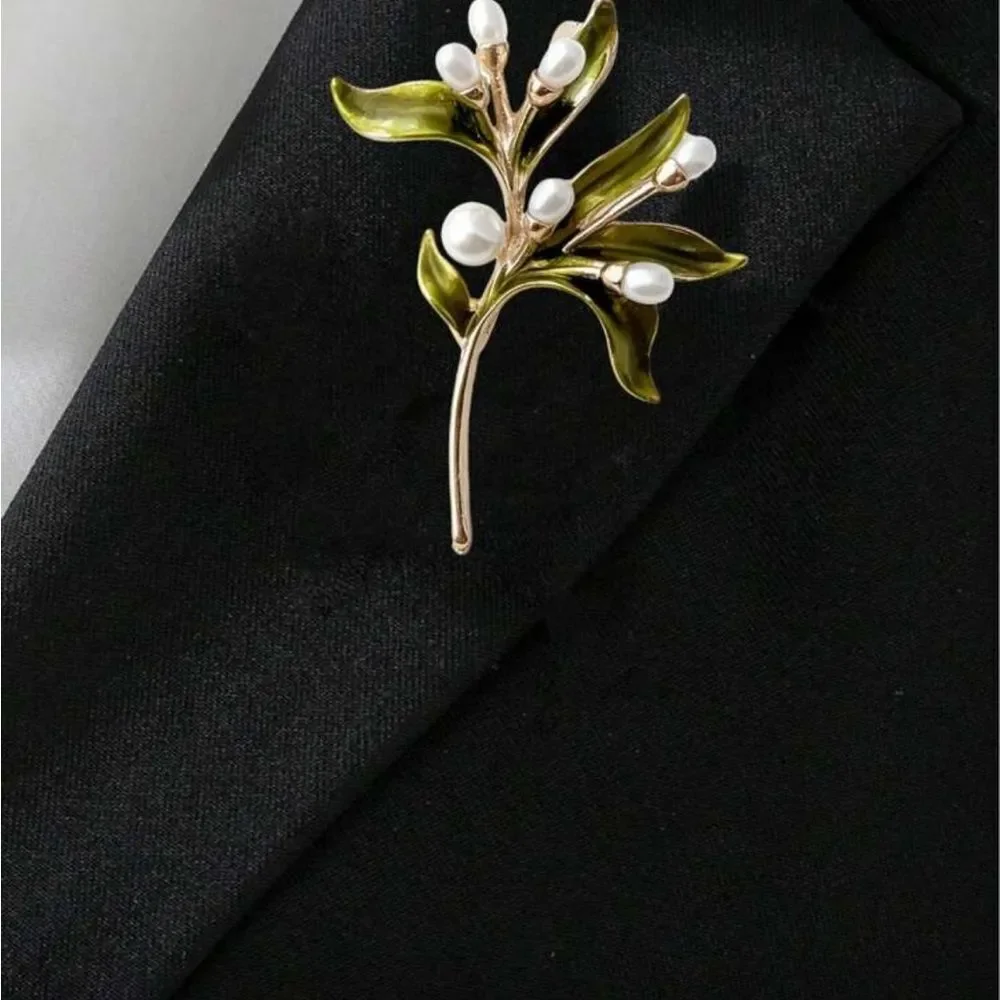 Gold Leaf Brooch with Pearls Q594